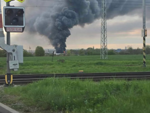 Hoří sklad plastů v brněnských Přízřenicích. V okolí nevětrejte, apelují hasiči