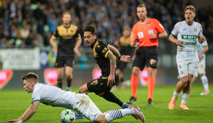 Fotbalisté Karviné porazili Ostravu 2:1 a poprvé si zahrají finále poháru