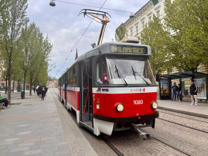 Brňané se rozloučili s ikonickými šalinami, pro charitu přitom vybrali desítky tisíc