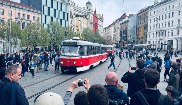 Brňané se rozloučili s ikonickými šalinami, pro charitu přitom vybrali desítky tisíc