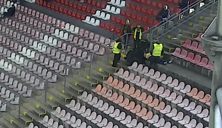 VIDEO: Na fotbale v Brně se bojovalo o život. Fanoušek upadl a poranil si hlavu