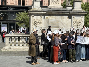 Papírové čepice i transparenty. Studenti v Brně podpořili veřejnoprávní média