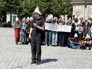 Papírové čepice i transparenty. Studenti v Brně podpořili veřejnoprávní média