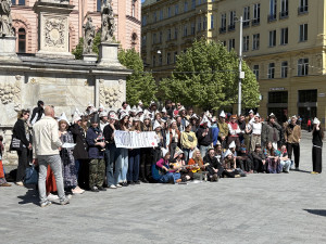 Papírové čepice i transparenty. Studenti v Brně podpořili veřejnoprávní média