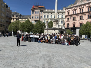 Papírové čepice i transparenty. Studenti v Brně podpořili veřejnoprávní média
