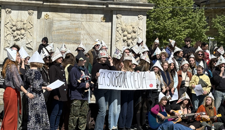 Papírové čepice i transparenty. Studenti v Brně podpořili veřejnoprávní média