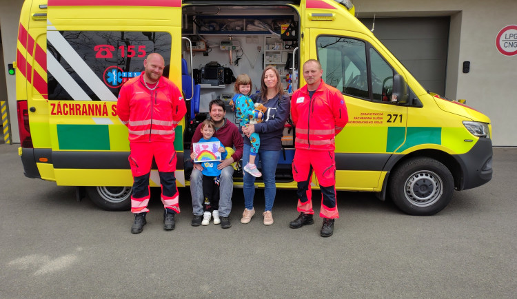 Malá Stázinka se dusila plastovým víčkem. S rodiči přišla poděkovat záchranářům