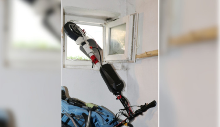 Zloděj měl špatný odhad, skrz okno elektrokoloběžku neprotáhl