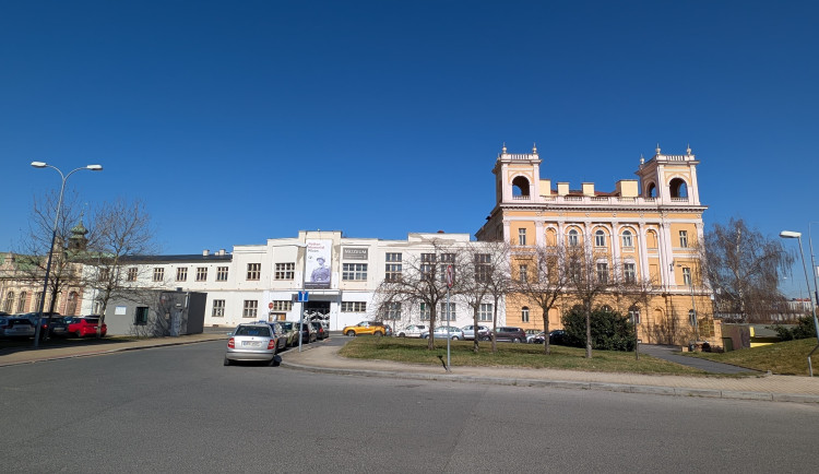 Náměstí Karla Gotta budí emoce. Lidé kritizují uspěchané rozhodnutí i populismus