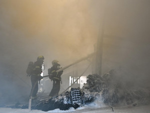 FOTO: Proč hořel sklad v Brně-Přízřenicích? Závada na osvětlení, míní hasiči