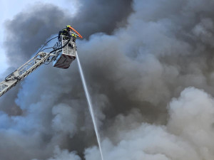 FOTO: Proč hořel sklad v Brně-Přízřenicích? Závada na osvětlení, míní hasiči