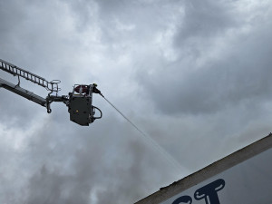 FOTO: Proč hořel sklad v Brně-Přízřenicích? Závada na osvětlení, míní hasiči