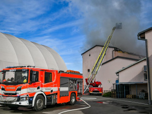 FOTO: Proč hořel sklad v Brně-Přízřenicích? Závada na osvětlení, míní hasiči