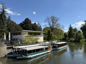 FOTO: Rozkvetlé zahrady i prosluněná kolonáda. Lidé si užívají jaro v Lednici