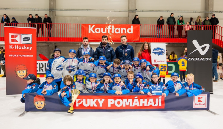 Radost ze hry pro stovky mladých hokejistů. Turnaje završily projekt Puky pomáhají