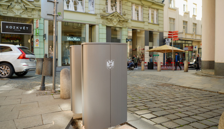 ANKETA: V centru Brna jsou po dvaceti letech nové koše. Pojmou dvakrát více odpadu