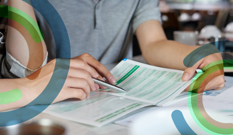 Papír vs. obrazovka: proč si lidé z brožury pamatují víc než z webu