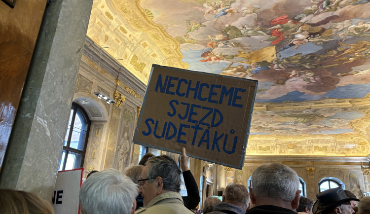 Foto z protestu na brněnském zastupitelstvu.