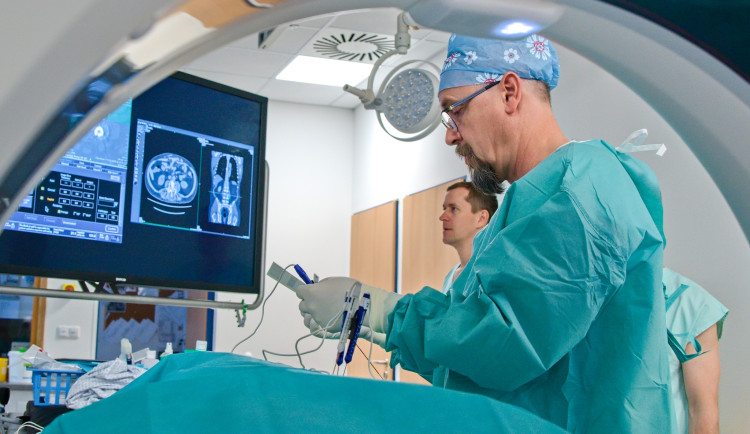Brněnští lékaři zachránili pacienta s nádorem před ochrnutím. Zabrala nová metoda