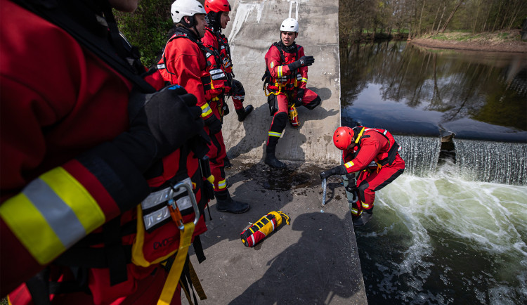 U jezu jde o vteřiny, krajští hasiči trénují záchranu před létem