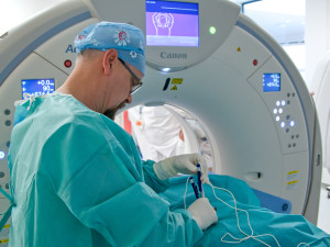 Brněnští lékaři zachránili pacienta s nádorem před ochrnutím. Zabrala nová metoda