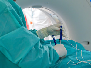 Brněnští lékaři zachránili pacienta s nádorem před ochrnutím. Zabrala nová metoda