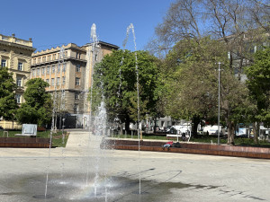 VIDEO: V brněnském moři už zurčí voda. Kašna na Moraváku je po zimě v provozu