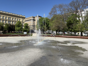 VIDEO: V brněnském moři už zurčí voda. Kašna na Moraváku je po zimě v provozu