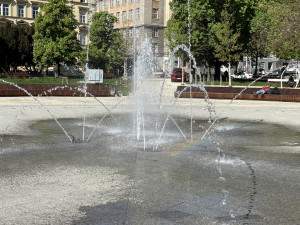 VIDEO: V brněnském moři už zurčí voda. Kašna na Moraváku je po zimě v provozu