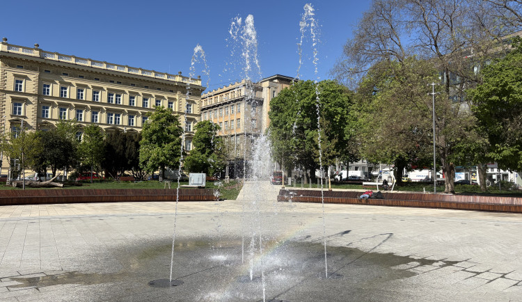 VIDEO: V brněnském moři už zurčí voda. Kašna na Moraváku je po zimě v provozu