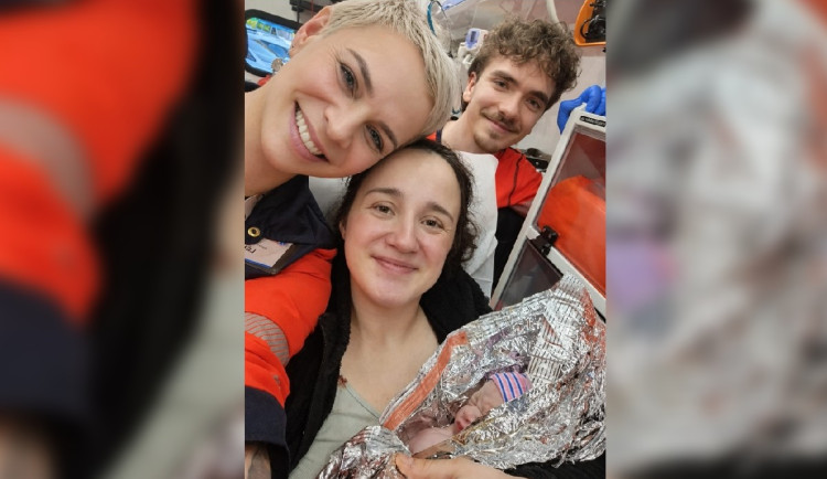 Kubík už to nevydržel. Záchranáři řešili překotný porod, dítě se narodilo v sanitce