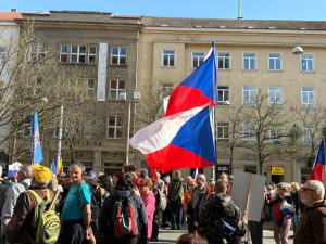 FOTO: Vlajky, hymna, SPD. V Brně se znovu protestovalo proti sudetoněmeckému sjezdu