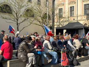 FOTO: Vlajky, hymna, SPD. V Brně se znovu protestovalo proti sudetoněmeckému sjezdu