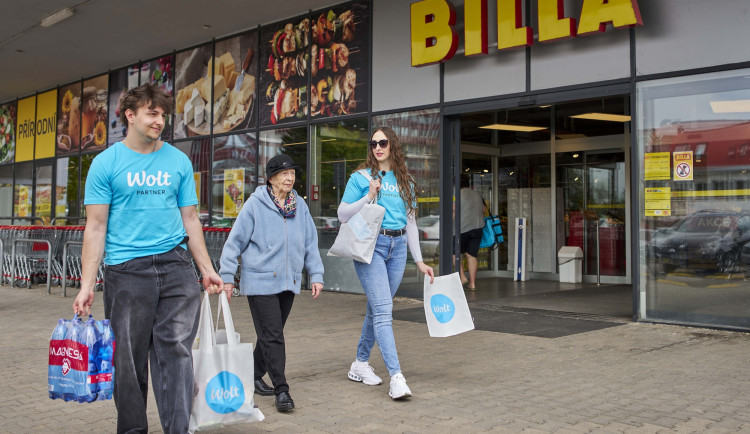 Překvapenýmlidem u brněnské Billy pomáhali s těžkým nákupem nosiči.