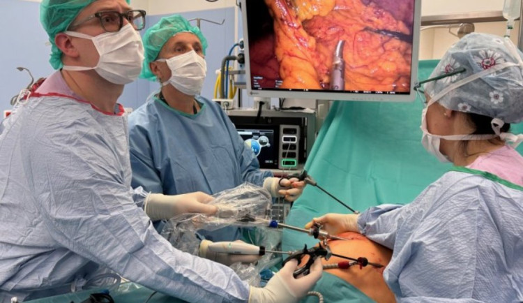 Žena měla velké problémy po onkologické léčbě. Pomohli jí operatéři z Brna