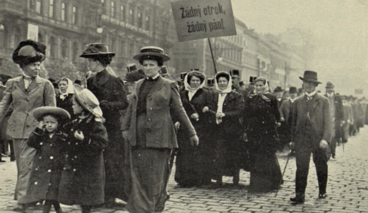 Boj o osmihodinovou šichtu i popravy. Proč vlastně slavíme 1. máj?