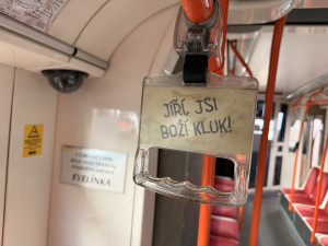 FOTO: Brněnskými ulicemi jezdí májová šalina popsaný vzkazy od cestujících