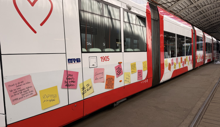 FOTO: Brněnské ulice ozvláštní májová šalina, zdobí ji vzkazy od cestujících