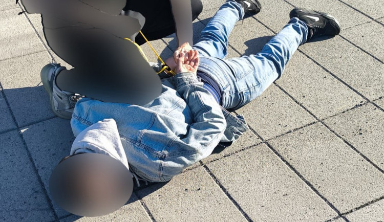 Policisté dopadli nebezpečného trestance, který utekl z věznice na Nymbursku