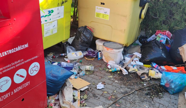 Kontejnery ve Znojmě budou hlídat fotopasti a kamery, nepořádek je ještě horší