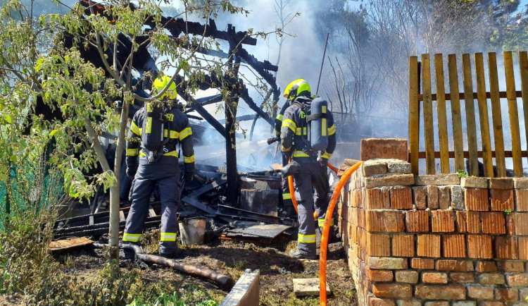 Při požáru v Brně šlo o život babičce i dvěma dětem. Pomohli jim stateční sousedé