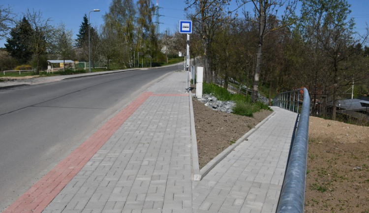 Nejen návštěvníci vyhlášené plovárny se mohou radovat z opravy důležité komunikace