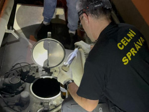 Jihomoravští celníci zadrželi dvě cisterny nafty, majitel ji vydával za mazací olej