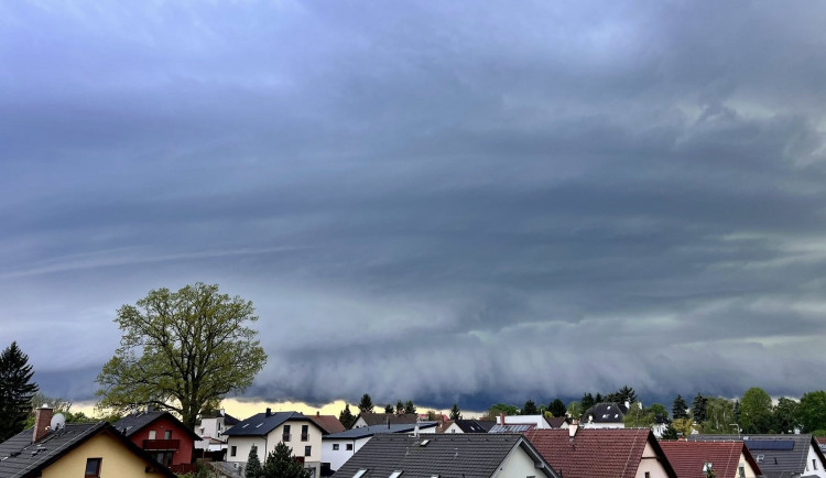 FOTO: První supercela roku 2026. Temná mračna a blesky bičovaly Hradecko
