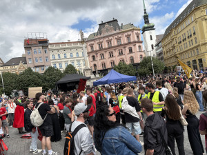 VIDEO: V Brně propukly majálesové oslavy. Centrem se prohnal bujarý průvod