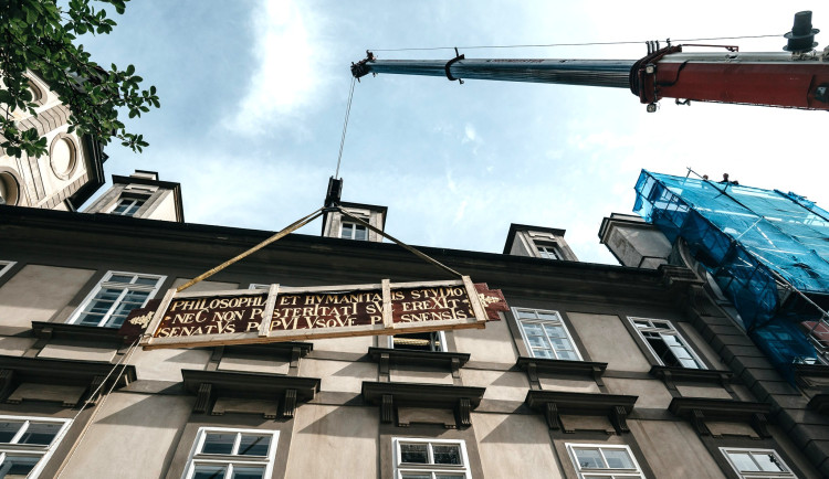 Na budově studijní a vědecké knihovny běží restaurátorské práce