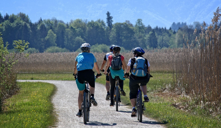 Cyklista na Hodonínsku ignoroval houkání vlaku, srážku na přejezdu nepřežil