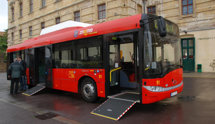 Konec chození pěšky s taškami. Znojmo spustí bezplatný autobus z nádraží do centra