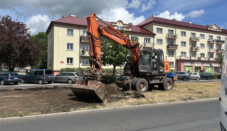 Ostrov pokračuje v obnově Hlavní třídy. Druhá etapa přinese květinové záhony