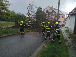 Bouřky na jihu Moravy zatopily sklepy, do vlaku v Brně dokonce udeřil blesk